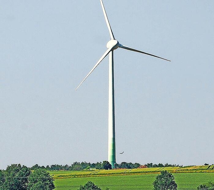 Das Windrad bei Sassendorf steht still und soll &bdquo;repowered&ldquo; sowie um eine neue, sehr viel h&ouml;here Anlage erweitert werden.