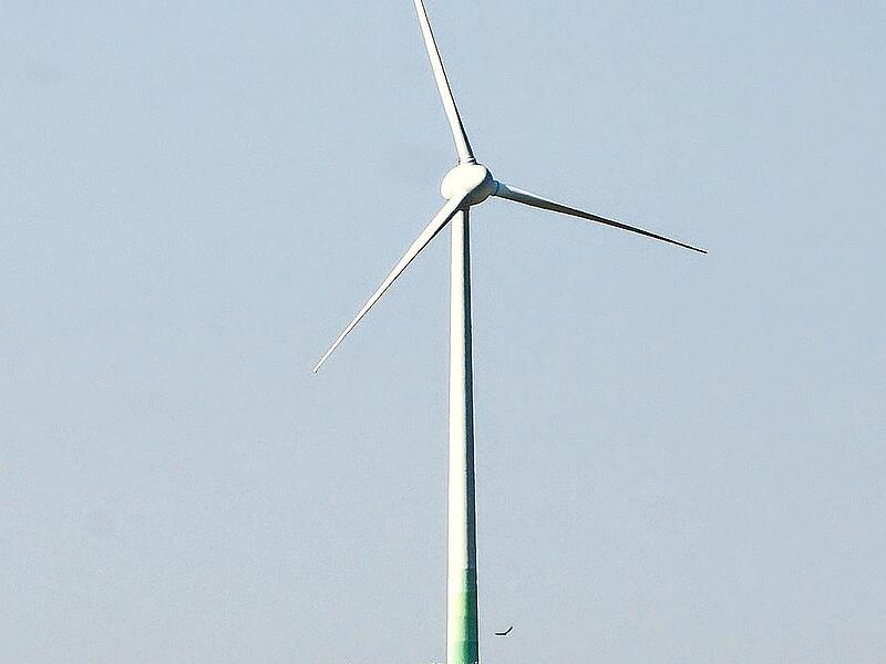 Das Windrad bei Sassendorf steht still und soll „repowered“ sowie um eine neue, sehr viel höhere Anlage erweitert werden. Das Windrad bei Sassendorf steht still und soll „repowered“ sowie um eine neue, sehr viel höhere Anlage erweitert werden.