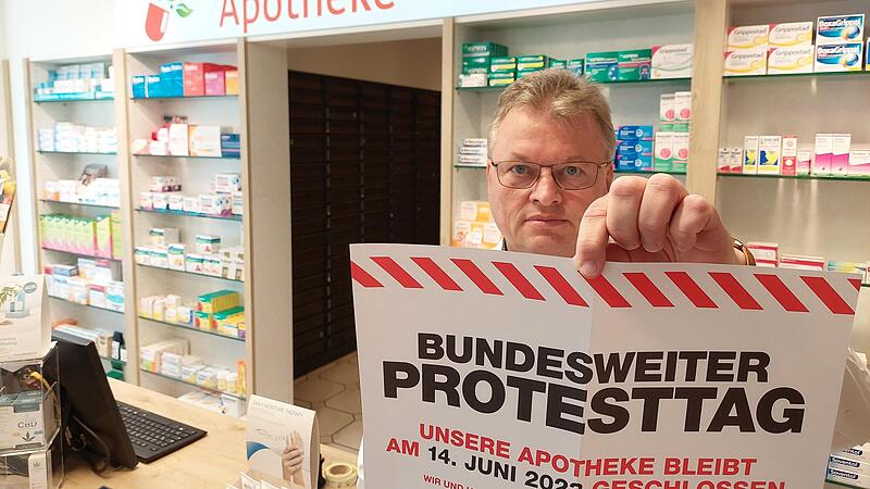 Georg Bayer von der Schützenweg-Apotheke in Forchheim hat viele Gründe zu protestieren. „Fällt uns nicht auf, dass ein Rezept einen Formfehler hat, bekommen wir das Medikament nicht bezahlt“, nennt er nur einen Missstand.Forchheim & Fränkische Schweiz Georg Bayer von der Schützenweg-Apotheke in Forchheim hat viele Gründe zu protestieren. „Fällt uns nicht auf, dass ein Rezept einen Formfehler hat, bekommen wir das Medikament nicht bezahlt“, nennt er nur einen Missstand.Forchheim & Fränkische Schweiz