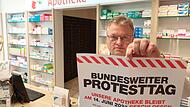 Georg Bayer von der Schützenweg-Apotheke in Forchheim hat viele Gründe zu protestieren. „Fällt uns nicht auf, dass ein Rezept einen Formfehler hat, bekommen wir das Medikament nicht bezahlt“, nennt er nur einen Missstand.Forchheim & Fränkische Schweiz Georg Bayer von der Schützenweg-Apotheke in Forchheim hat viele Gründe zu protestieren. „Fällt uns nicht auf, dass ein Rezept einen Formfehler hat, bekommen wir das Medikament nicht bezahlt“, nennt er nur einen Missstand.Forchheim & Fränkische Schweiz