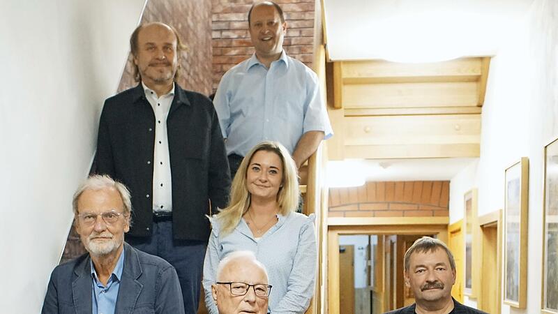 Wolfram Naser (links) und Wolfgang Rang sind f&uuml;r langj&auml;hrige Treue zur SPD geehrt worden. Die Ehrungen nahmen Ortsvereinsvorsitzender Alexander Gr&ouml;ger (rechts), Bundestagskandidatin Ramona Brehm, Kreisvorsitzender Ralf Pohl und Stadtverbandsvorsitzender Ralf V&ouml;lkl vor.