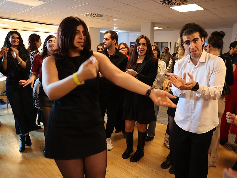 Ausgelassene T&auml;nze geh&ouml;rten zur persischen Neujahrsfeier dazu.