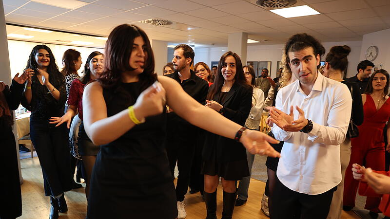 Ausgelassene Tänze gehörten zur persischen Neujahrsfeier dazu. Ausgelassene Tänze gehörten zur persischen Neujahrsfeier dazu.