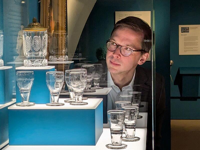 Kurator Marcus Pilz mit einem Satz Toastgläser. Eingraviert sind die Tugenden des Fürsten und der Untertanen. Kurator Marcus Pilz mit einem Satz Toastgläser. Eingraviert sind die Tugenden des Fürsten und der Untertanen.