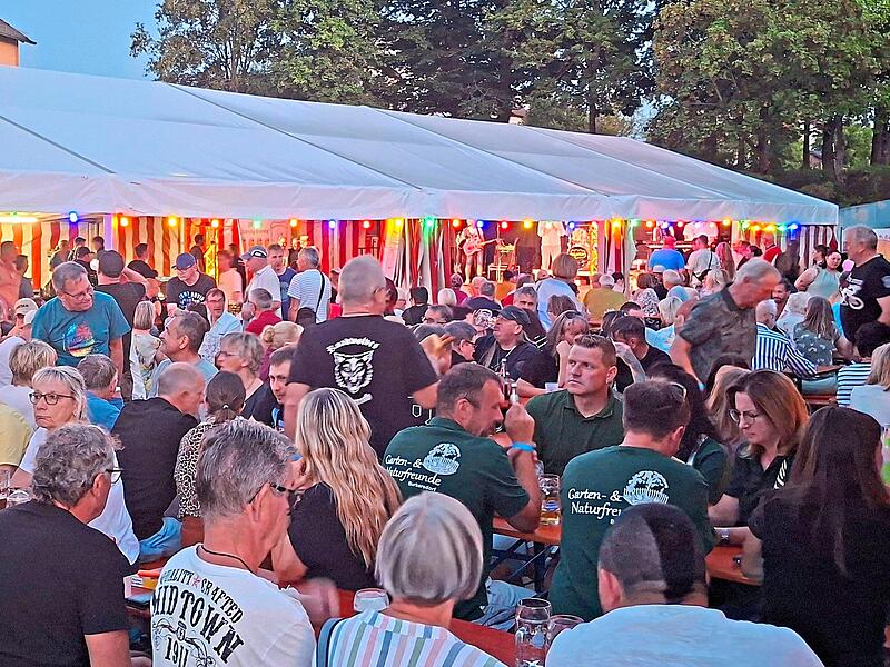 Das Festzelt wurde beim Jubiläumsabend romantisch illuminiert Das Festzelt wurde beim Jubiläumsabend romantisch illuminiert