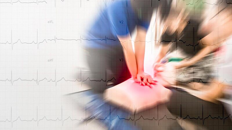 Kurz nach dem Schlusspfiff bricht ein Mann zusammen und muss wiederbelebt werden. Unser Bild zeigt eine ähnliche Situation, die allerdings gestellt ist. Kurz nach dem Schlusspfiff bricht ein Mann zusammen und muss wiederbelebt werden. Unser Bild zeigt eine ähnliche Situation, die allerdings gestellt ist.