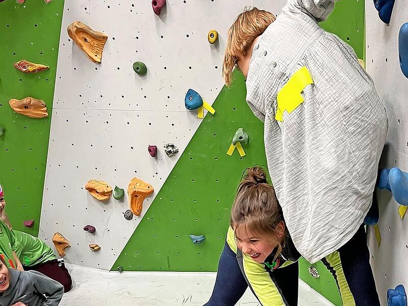 Bewegung ist angesagt in der Familienklettergruppe.