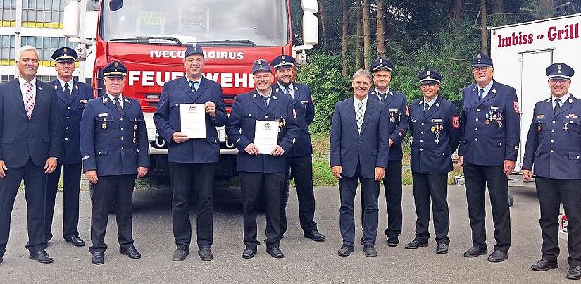 Die Feuerwehr Ludwigsstadt ehrte langjährige Aktive. Hierzu zählten auch (ab Vierter von links) Michael Dietrich und Daniel Baier.
