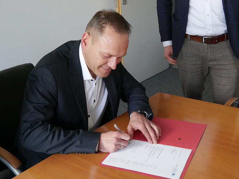 Mit dieser Unterschrift hat Mario Götz seine Wahl offiziell angenommen. Mit dieser Unterschrift hat Mario Götz seine Wahl offiziell angenommen.