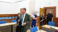 Landgericht Bamberg Diebstahl Wohnmobile Gundelsheim Memmelsdorf Rechtsanwalt Maximilian Glabasnia aus Bamberg, eine Dolmetscherin, der Angeklagte und seine Polizeieskorte.
