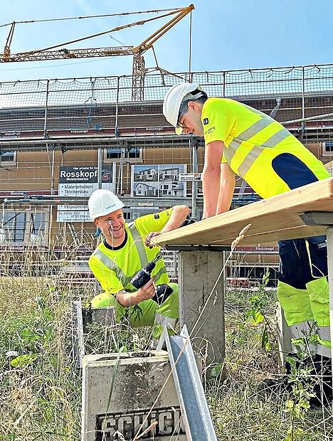 Trainees und F&uuml;hrungskr&auml;fte der Bayernwerk Netz GmbH bauen gemeinsam neue Sitzgruppen an der Kissinger H&uuml;tte. Theresia Burkert