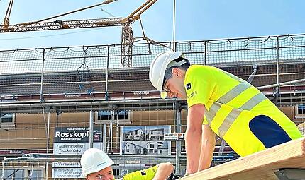 Trainees und Führungskräfte der Bayernwerk Netz GmbH bauen gemeinsam neue Sitzgruppen an der Kissinger Hütte. Theresia Burkert Trainees und Führungskräfte der Bayernwerk Netz GmbH bauen gemeinsam neue Sitzgruppen an der Kissinger Hütte. Theresia Burkert