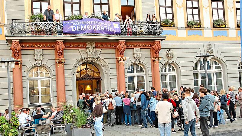 Eine Besuchertraube vor dem Rathaus. Eine Besuchertraube vor dem Rathaus.