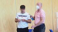 Ob Corona, die Polizei oder die Bank: O. (links) erklärt vor Gericht, wie Dritte und äußere Einflüsse seinen erfolgreichen Autohandel ruiniert hätten.