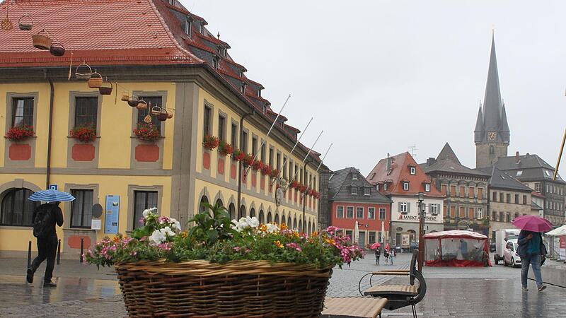 Als im Lichtenfelser Rathaus die Pressekonferenz zum 42. Korbmarkt stattfand, regnete es in Strömen.