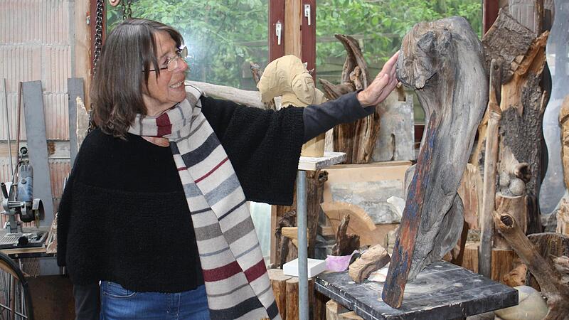 Irmtraud Norberg in ihrem Atelier mit einer noch unfertigen Skulptur. Die Maserung des Holzes fließt in die Form ein.Forchheim & Fränkische Schweiz Irmtraud Norberg in ihrem Atelier mit einer noch unfertigen Skulptur. Die Maserung des Holzes fließt in die Form ein.Forchheim & Fränkische Schweiz