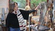 Irmtraud Norberg in ihrem Atelier mit einer noch unfertigen Skulptur. Die Maserung des Holzes fließt in die Form ein.Forchheim & Fränkische Schweiz