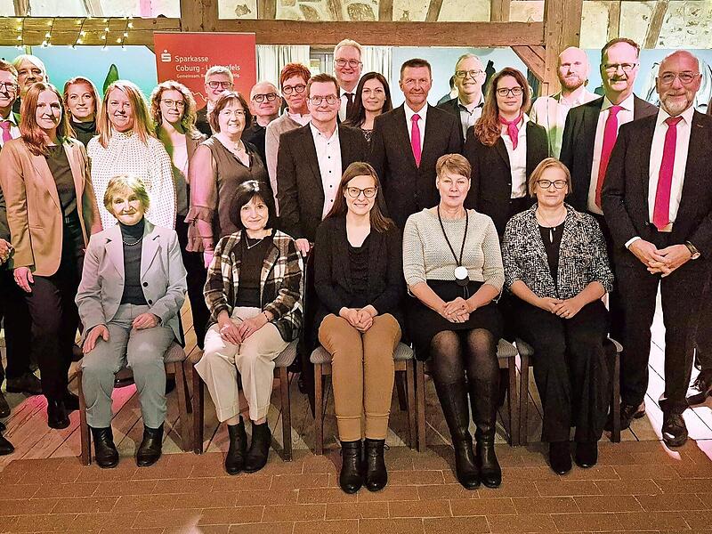 800 Jahre im Dienst der Sparkasse – Ehrung für verdienstvolle Mitarbeiterinnen und Mitarbeiter, die jahrzehntelang im heimischen Kreditinstitut tätig sind. Dr. Martin Faber, Vorstandsvorsitzender (stehend, Dritter v. r.) gratulierte gemeinsam mit ...
