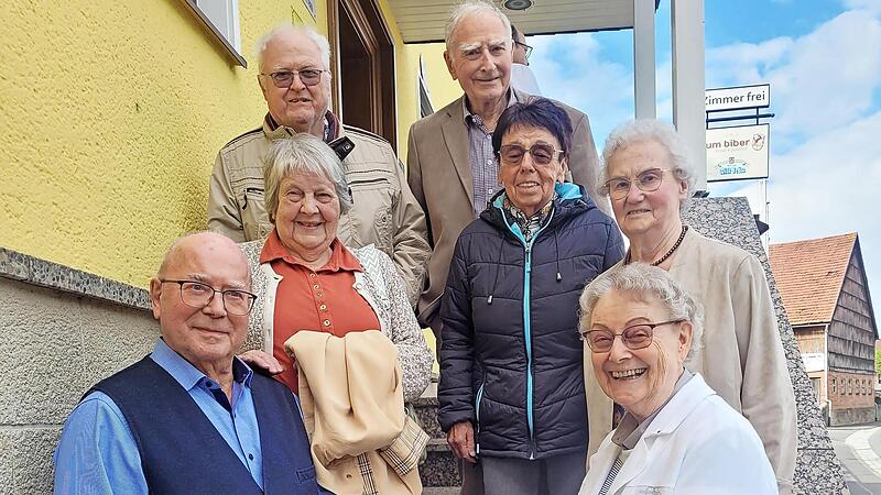 Teilnehmer des Treffens (von oben): Helmut M&uuml;ller (aus Br&uuml;ckenau), Hartmut Scheuring (Br&uuml;ckenau), Giesela Maiwald, geb. M&uuml;ller (Weichersbach), Johanna Dorn, geb. Kraus (Elm), Hildegard Lins, geb. Sch&uuml;ssler (Z&uuml;ntersbach), Frigga Will, geb K&ouml;mpel (...