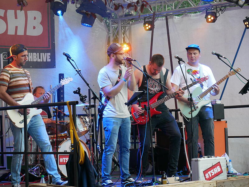 TSHB spielt im Innenhof des Rathauses.