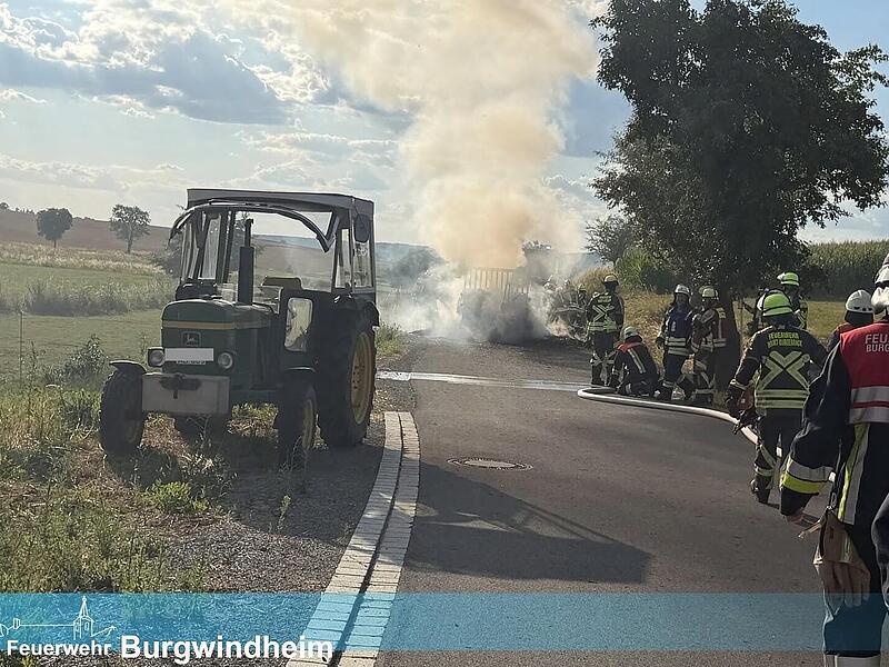 Burgebrach: Feuerwehren zu Anh&auml;nger-Brand alarmiert - Stra&szlig;e gesperrt