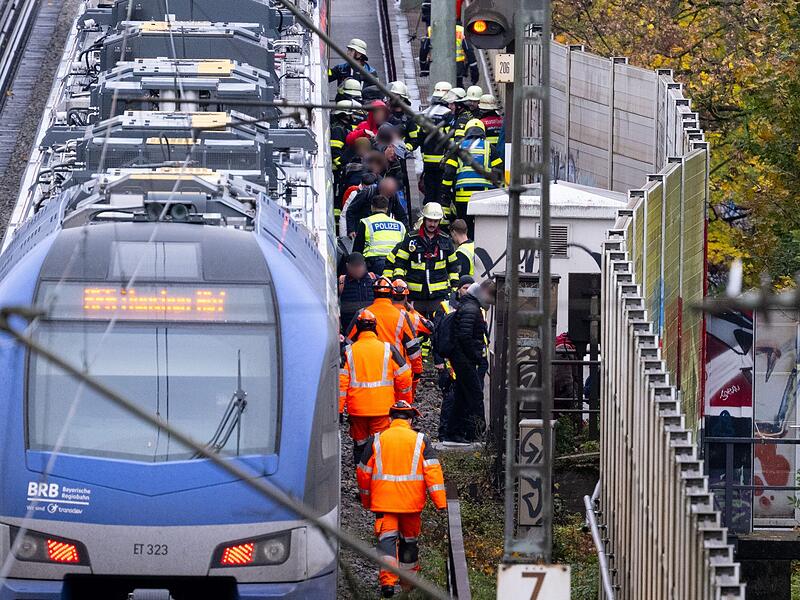 Regionalzug fährt in München gegen umgestürzten Baum