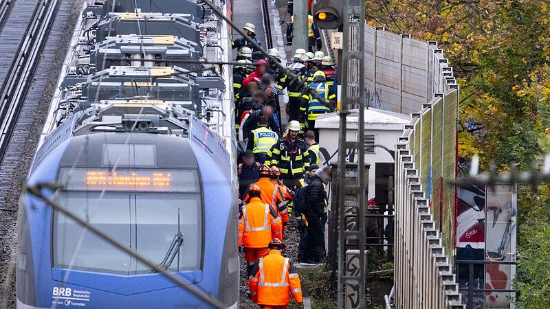 Regionalzug fährt in München gegen umgestürzten Baum