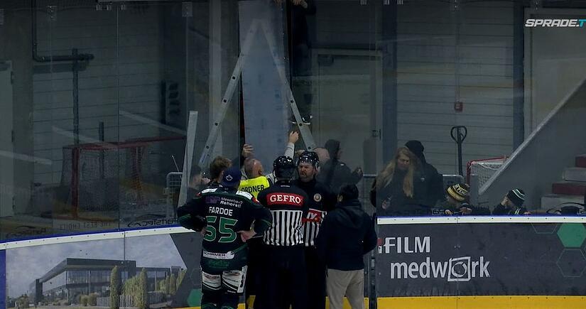 Eine kaputte Plexiglasscheibe hat nach dem ersten Drittel für den Spielabbruch gesorgt. Eine kaputte Plexiglasscheibe hat nach dem ersten Drittel für den Spielabbruch gesorgt.