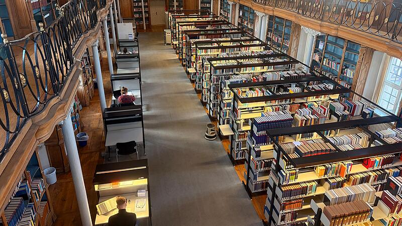 Bib In der TB1 lässt sich das Lernen aushalten. Es kann sogar sein, dass einem eine Fledermaus über den Kopf zischt.