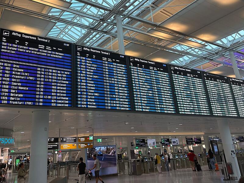 Abfertigungsstopp am Münchner Flughafen nach Unwetterwarnung Abfertigungsstopp am Münchner Flughafen nach Unwetterwarnung