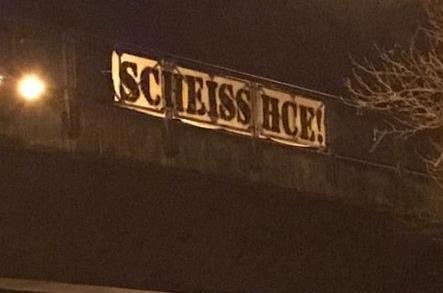 Die Fans des HSC Coburg lassen kein gutes Haar am fränkischen Derbygegner: An der  Frankenbrücke in Coburg empfängt dieses Plakat den HC Erlangen.