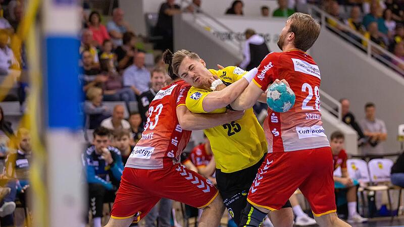 Mit allem, was er hat in die L&uuml;cke: Coburgs Jakob Knauer (M.) zieht gegen Essen zum Tor und surft mit dem HSC auf einer Erfolgswelle. Jetzt soll Tabellenf&uuml;hrer Balingen-Weilstetten dran glauben.