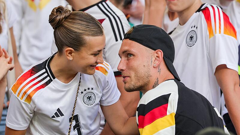 Nationalspieler David Raum bei der EM mit seiner Frau Eva Katharina. Beide sind in Nürnberg geboren. Nationalspieler David Raum bei der EM mit seiner Frau Eva Katharina. Beide sind in Nürnberg geboren.