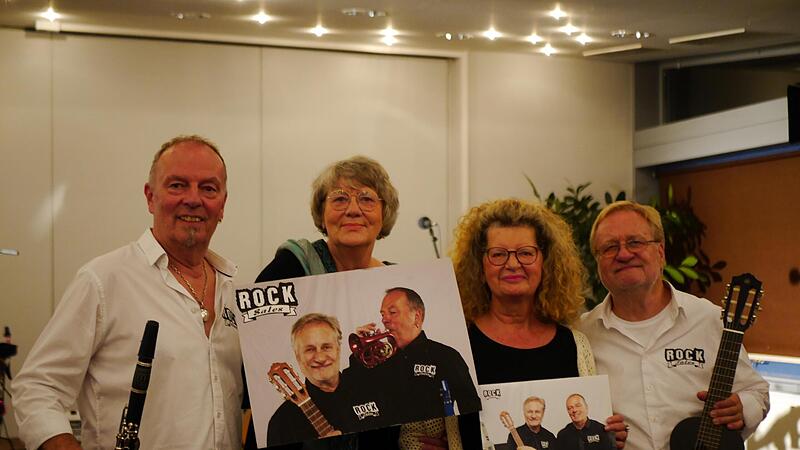 Cornelia Borowski (Mitte links) und Dr. Karin Ott  mit dem Rock-Tales Duo Richard Rossbach (links) und Jürgen Rau (rechts).