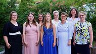 Konrektorin Alexandra Riedl (re.), der Elternbeirat und die Klassenlehrerinnen Susanne Kirschbaum und Franziska Schick gratulierten den beiden Klassenbesten Emily Dudka (Vierte v.l.) aus der Klasse 10aM und Paula Scholz (Zweite v.l.) aus der 10bM.
