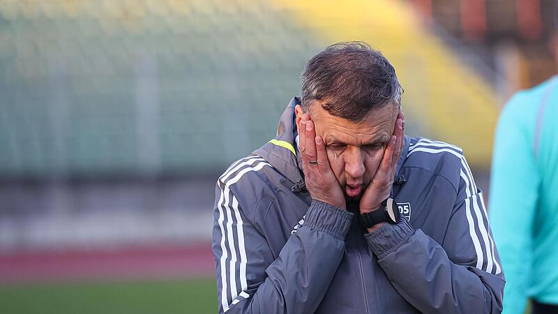 Sein wohl schwerster Arbeitstag der Saison: Christian Gm&uuml;nder beim 2:4 in Augsburg im November.