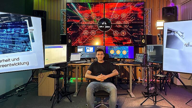 Sven Steger ist in seinem Büro umgeben von seinen willigen Helfern.Forchheim & Fränkische Schweiz Sven Steger ist in seinem Büro umgeben von seinen willigen Helfern.Forchheim & Fränkische Schweiz