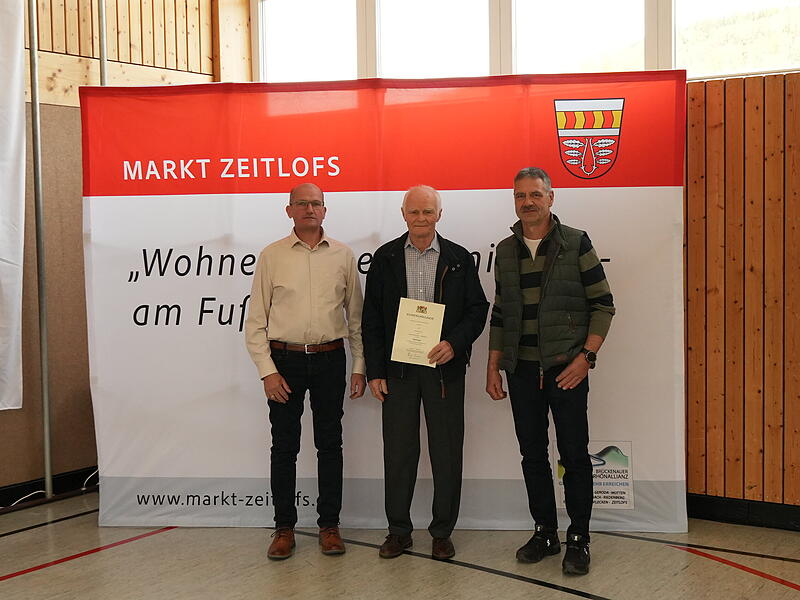 Richard Baus (mitte) aus Mitgenfeld wurde f&uuml;r 40 Jahre Dienstzeit als Feldgeschworener mit dem goldenen Senkel geehrt. Mit im Bild links Roland Wehner (neuer B&uuml;rgermeister Gemeinde Oberleichtersbach) und der Helmut  Zeier, der Obmann von Mitgenfeld.