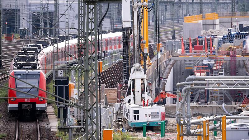 Die Zuverlässigkeit der Münchner S-Bahn bezeichnen viele Nutzer als Katastrophe. Eine 2. Stammstrecke soll Abhilfe schaffen. Die Zuverlässigkeit der Münchner S-Bahn bezeichnen viele Nutzer als Katastrophe. Eine 2. Stammstrecke soll Abhilfe schaffen.