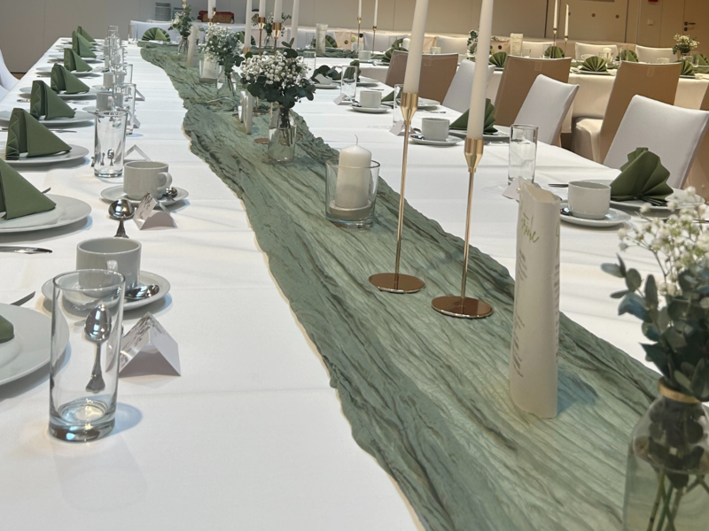 Sto&szlig;e geb&uuml;hrend auf das Fest der Liebe an und erlebe gemeinsam mit Familie und Freunden unvergessliche Momente im Hallstadter Kulturboden. Foto: Kulturboden HallstadtVSB Kulturboden Hallstadt als Hochzeitslocation: So k&ouml;nnte Ihre Hochzeitsdekoration aussehen