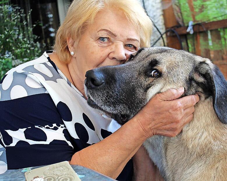 Elfriede Fenski versteht Hunde zu lesen - selbst die größten unter ihnen.