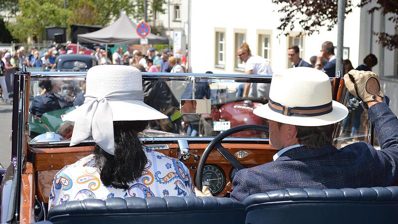 Wirken auch von hinten elegant: Die Dalpkes aus Löhne in ihrem schicken Lagonda LG 45 DHC (Baujahr 1936).