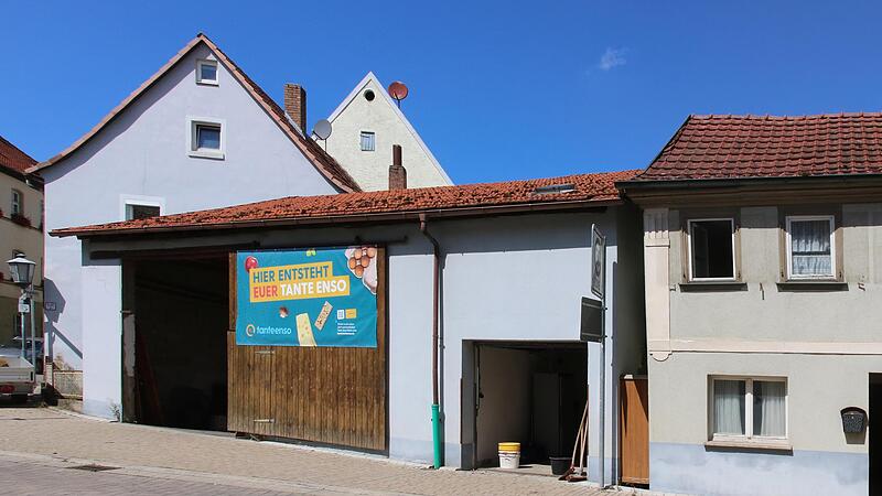 An der Kreuzung Haupt- und Ludwigstra&szlig;e in Poppenlauer wird gerade der Tante-Enso-Laden gebaut. Wegen Einsturzgefahr musste jetzt mehr abgerissen werden, als geplant.