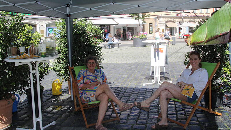 Cristina Cusin-Busch und Kirsten K&ouml;hn in der ein Tages "Oase" in der Coburger Innenstadt.