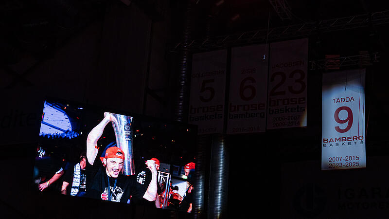 Nach dem 102:83-Erfolg der BMA365 Bamberg Baskets gegen die Telekom Baskets Bonn wurde das Trikot von Karsten Tadda unter der Hallendecke der Brose-Arena verewigt.