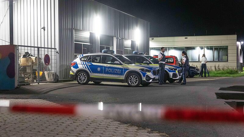 Polizeiautos stehen am Tatort auf dem Gel&auml;nde des Schulzentrums N&auml;gelsee. Die Polizei nahm einen Tatverd&auml;chtigen im Teenageralter unter dem Verdacht eines T&ouml;tungsdelikts fest.