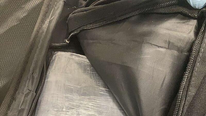 Zoll entdeckt mehr als 16 Kilogramm Kokain in Koffer Zoll entdeckt mehr als 16 Kilogramm Kokain in Koffer