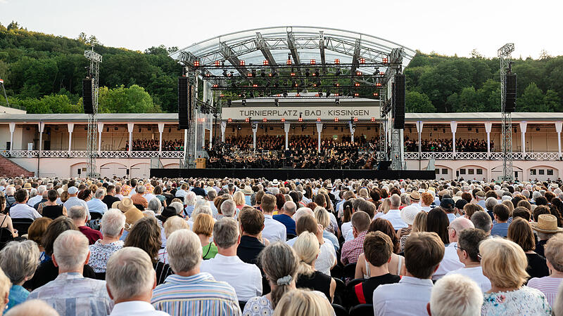 Ein Menschenmeer: 3500 G&auml;ste feierten Sir Simon Rattle, das Symphonieorchester des Bayerischen Rundfunks und dessen Chor, sowie die rund 600 Laien-S&auml;ngerinnen und -s&auml;nger aus ganz Bayern.