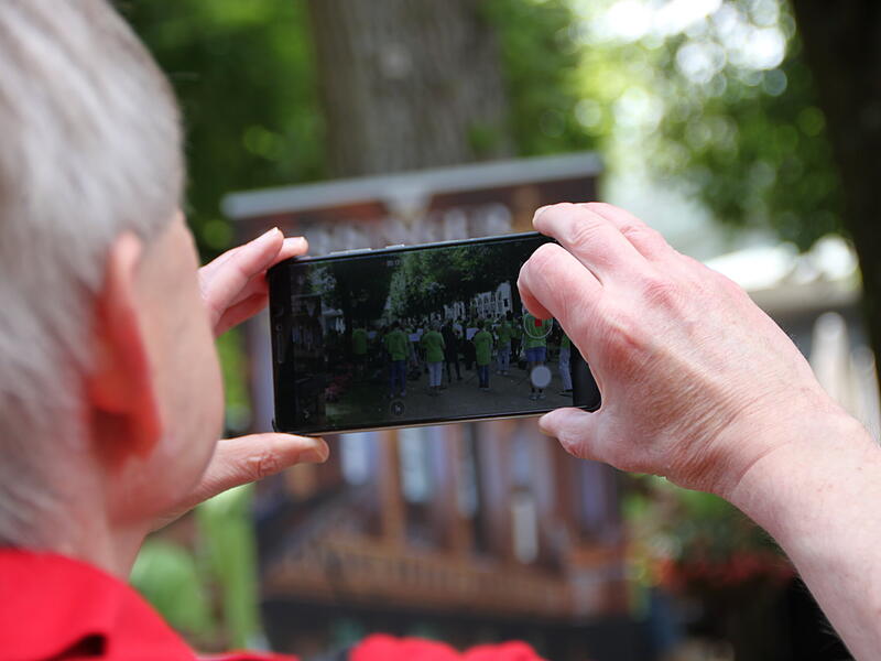 Sichtlich begeistert filmten und fotografierten die zahlreichen Zuschauerinnen und Zuschauer das Spektakel im Kurpark.