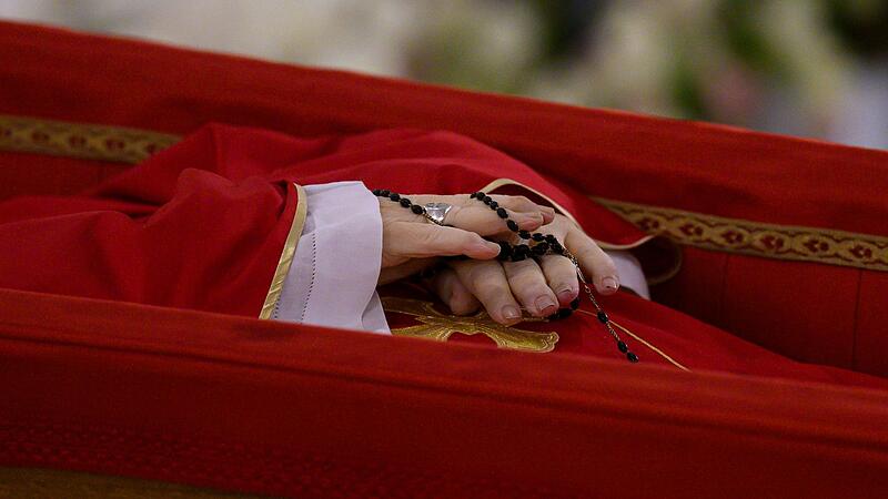 Papst Franziskus gestorben - Aufbahrung im Vatikan